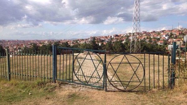 Hyrja në varrezë hebreje Tokbashqe në Prishtinë. Foto kortezi e Ines Demirit.